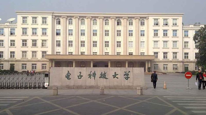 在挑选MOS管时，需要关注以下关键参数：